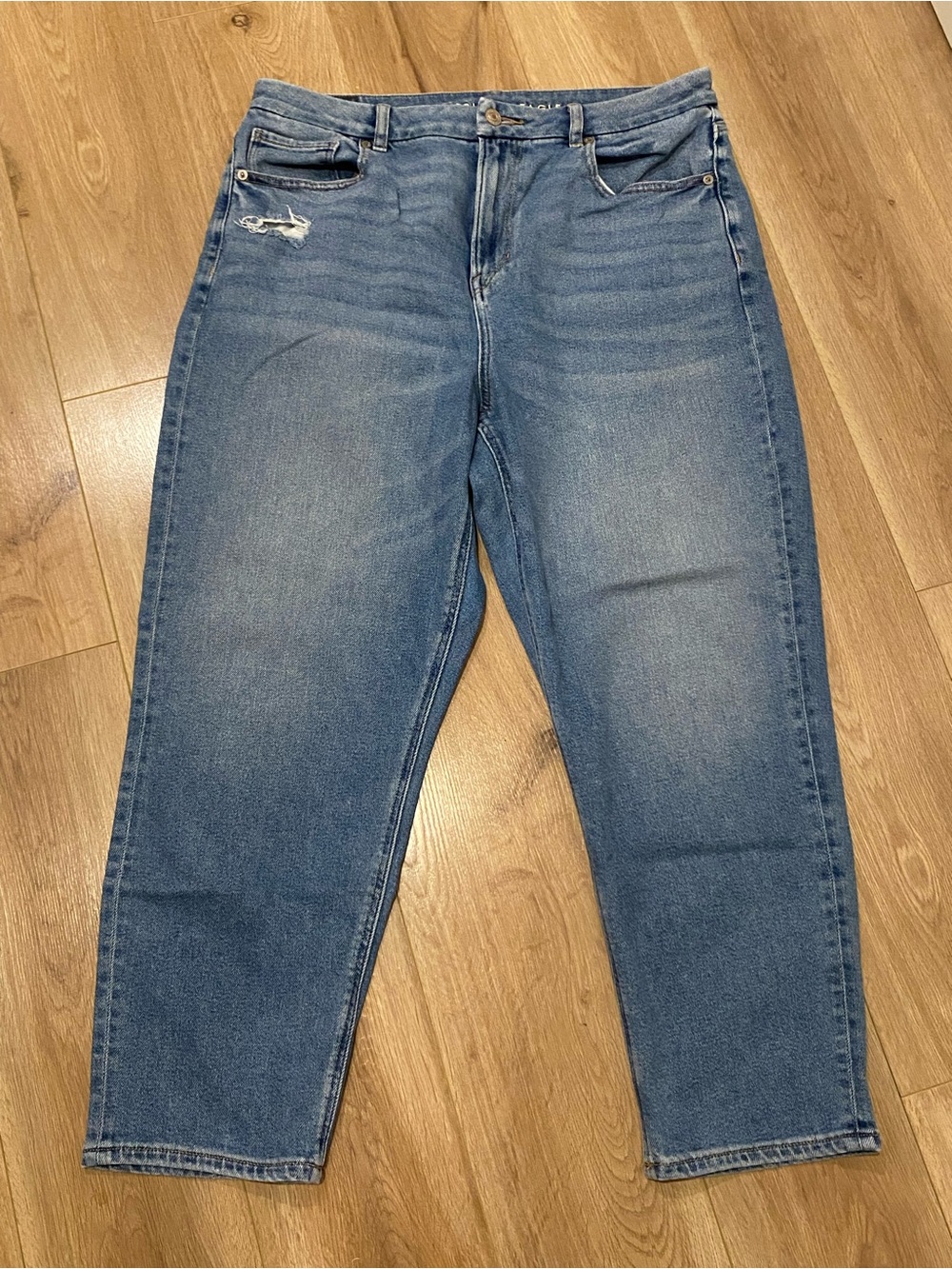 AMERICAN EAGLE Curvy mom jeans
